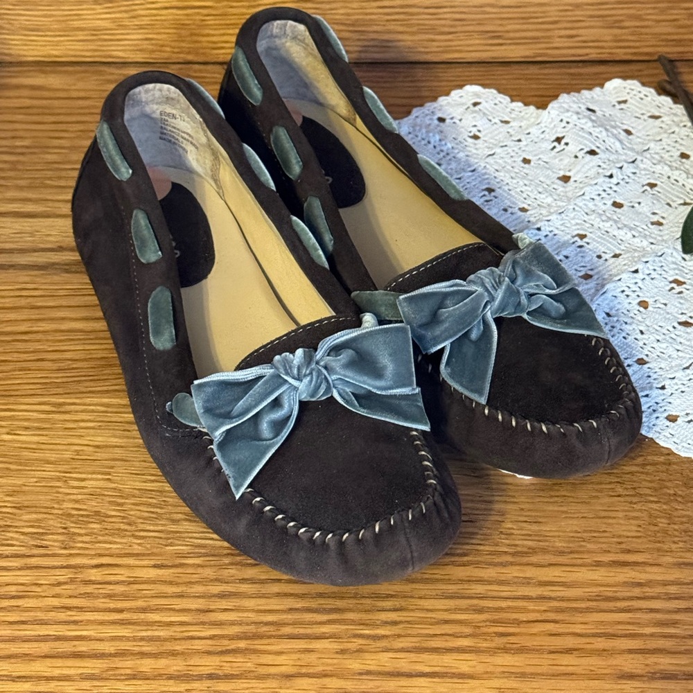 Me Too Brown leather moccasins with velvet bow